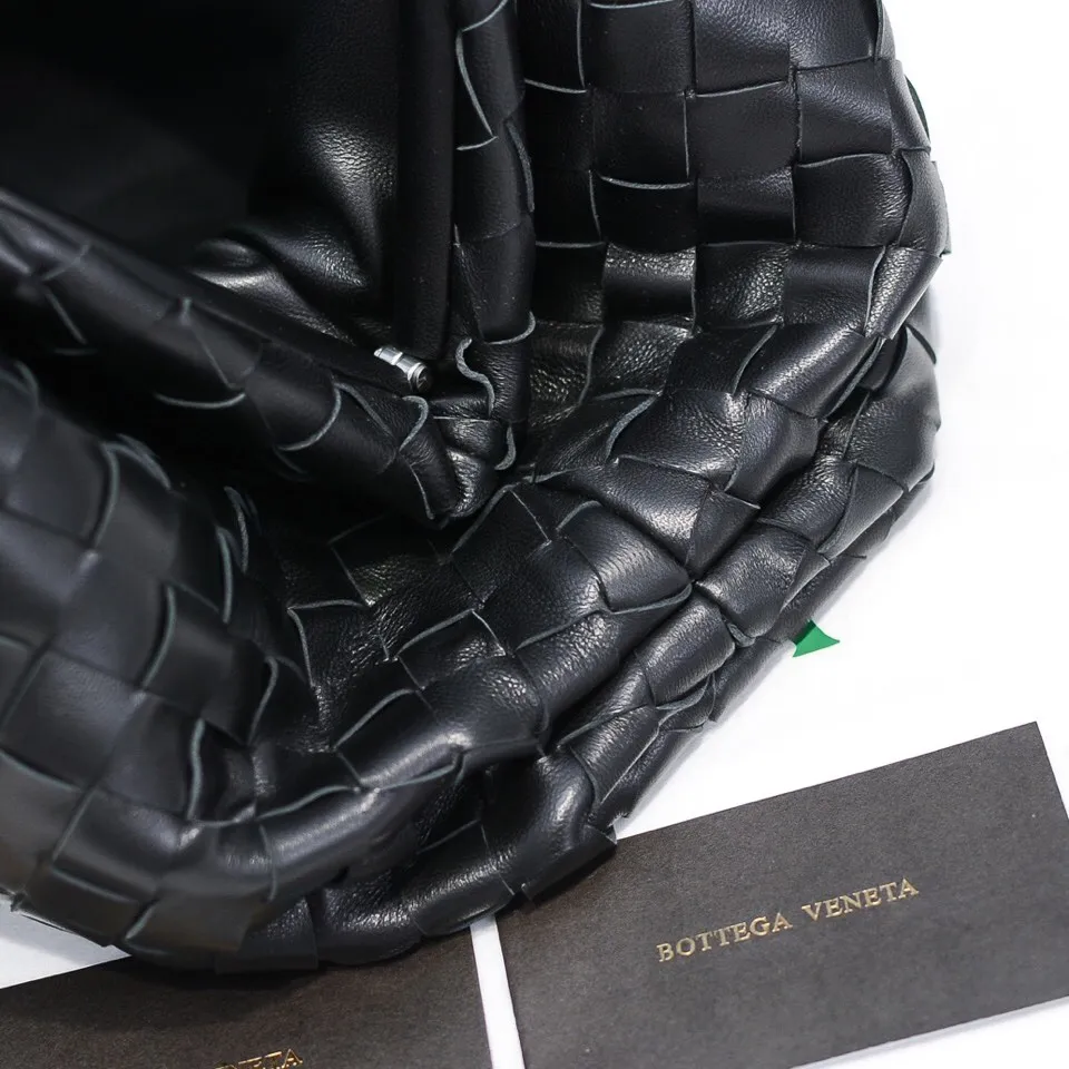 🔥🔥The counterattack of the popular Bottega Veneta started with this series of cloud bags, which went viral in the fashion circle and started a craze! Out of stock, out of stock, out of stock... One piece is hard to find, super hard to buy, regardless of age, season, or occasion. Very classy. Really, if you carry this on the road, it will turn heads! This is also the reason why this series is so expensive. Large size: 38*20*8.5cm [Big Cloud Weave] Black